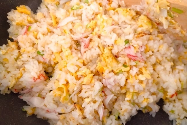 おでんの素とカニカマも加えて炒める