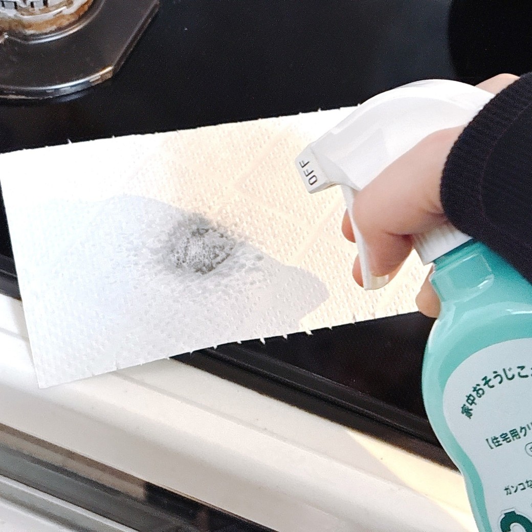 キッチンペーパーにウタマロクリーナーをスプレーする