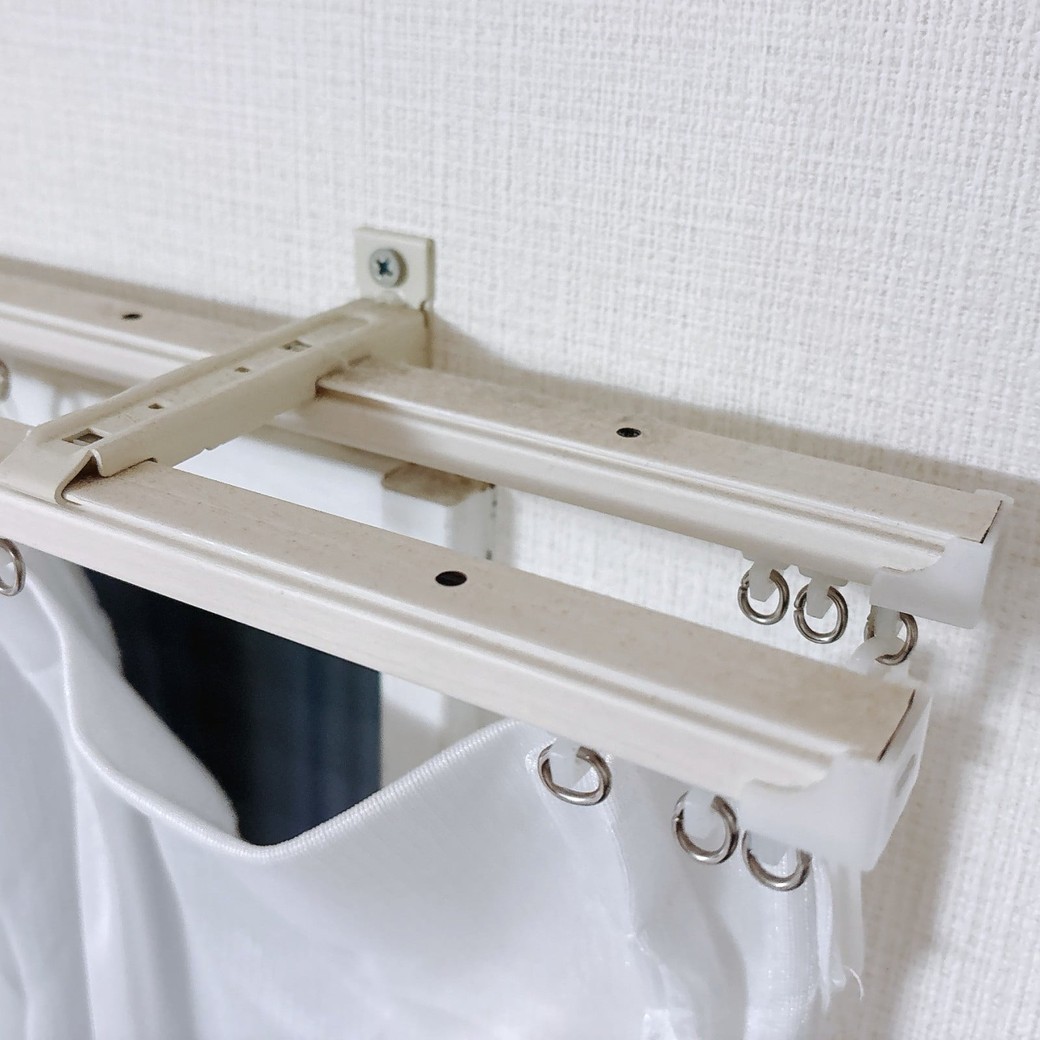 ホコリが積もったカーテンレール