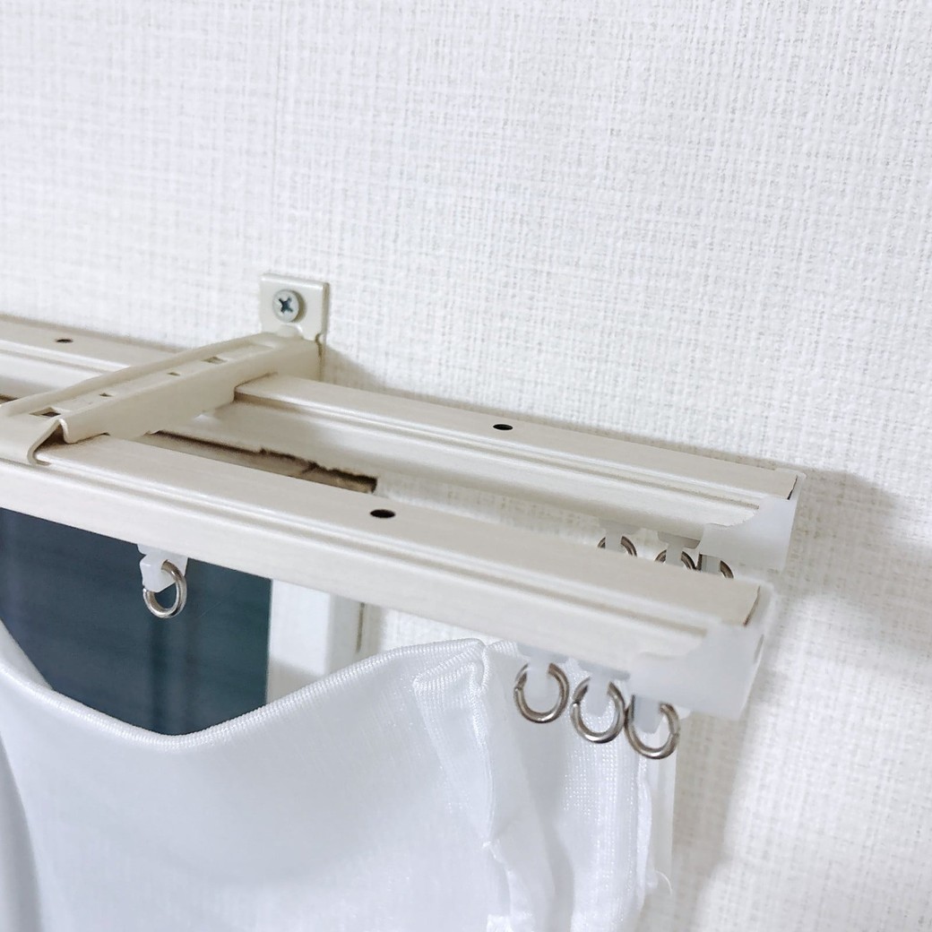 掃除後のカーテンレール