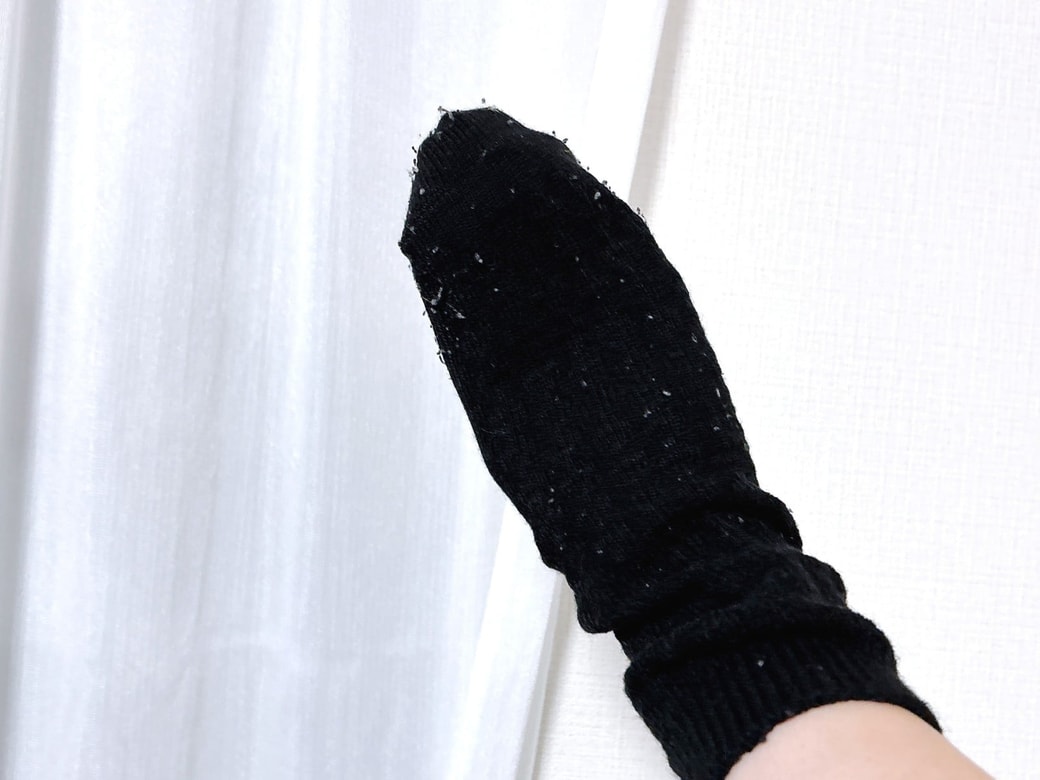 靴下を手にはめる