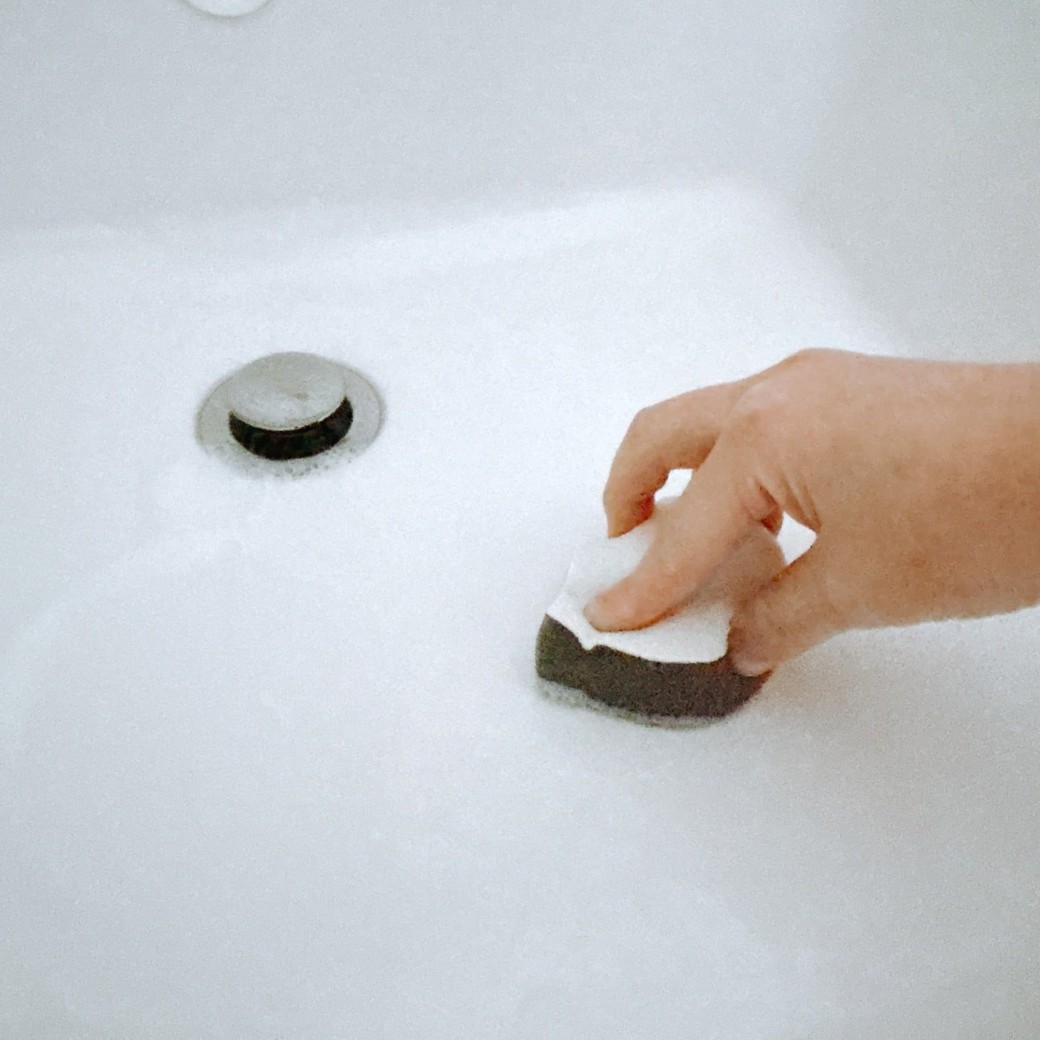 スポンジで汚れをこすり落とす