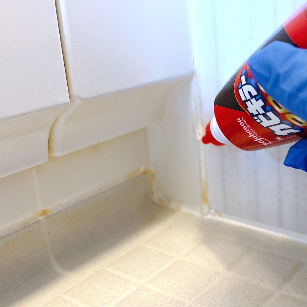 カビに「カビキラーPRO最強ジェル」を塗布する