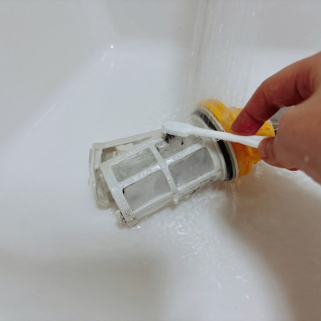 異物トラップの細かい汚れを歯ブラシで落とす