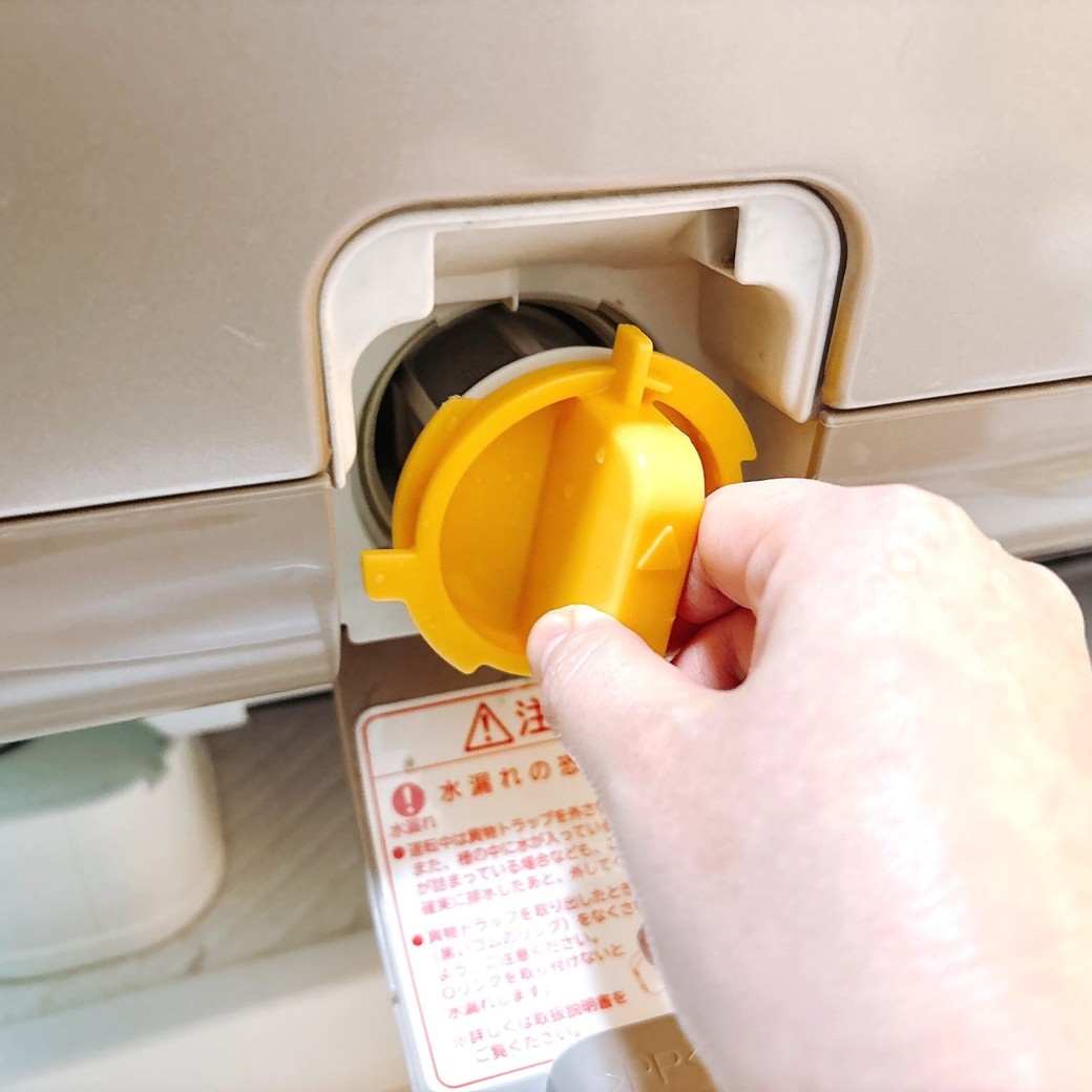 洗って乾かした異物トラップを戻す