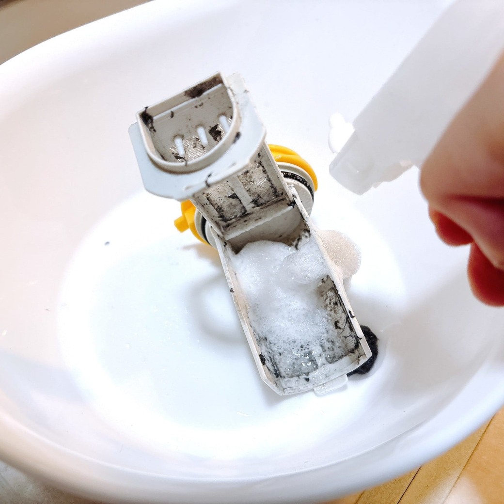 異物トラップにキュキュットCLEAR泡スプレーをかける