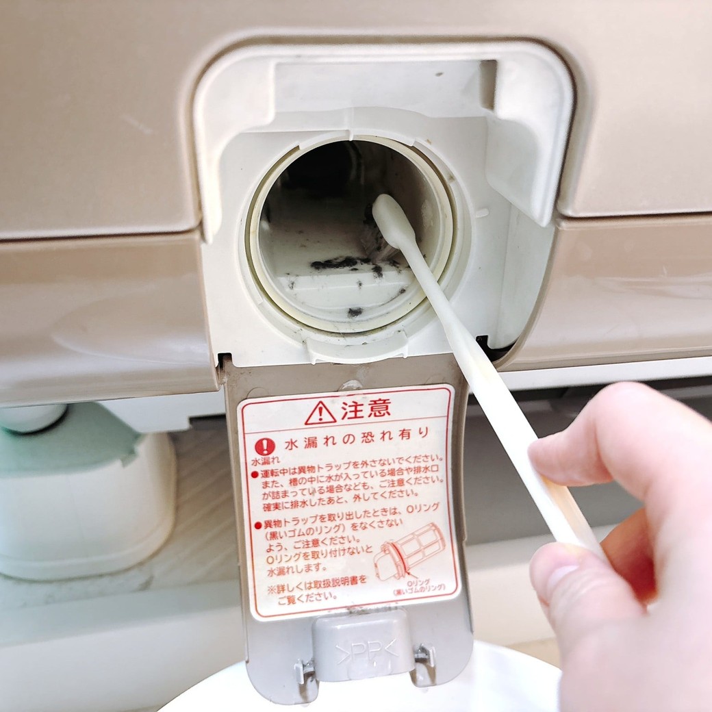 異物トラップの差込口を掃除する