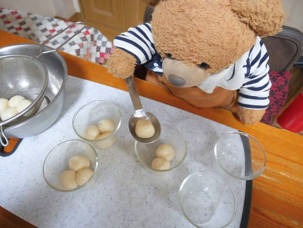 白玉団子を3個ずつ入れる