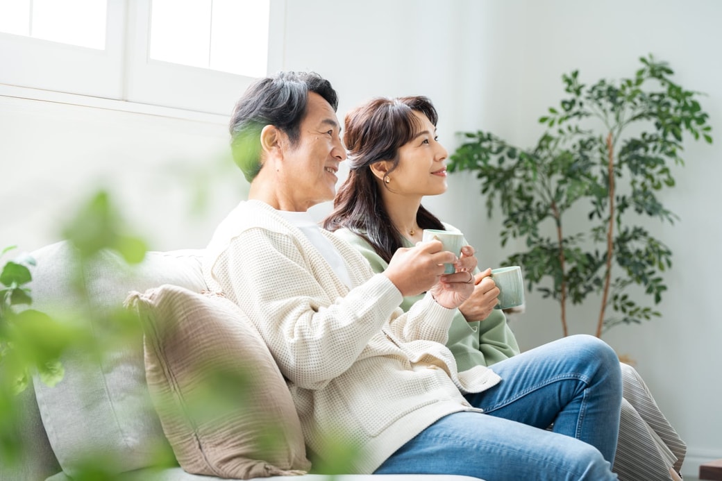 お茶を飲む夫婦