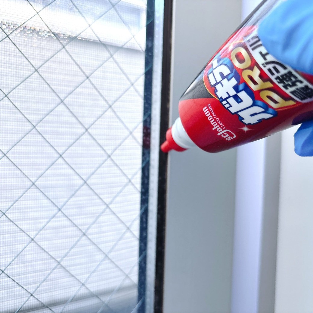 ゴムパッキンに「カビキラーPRO最強ジェル」を塗布する