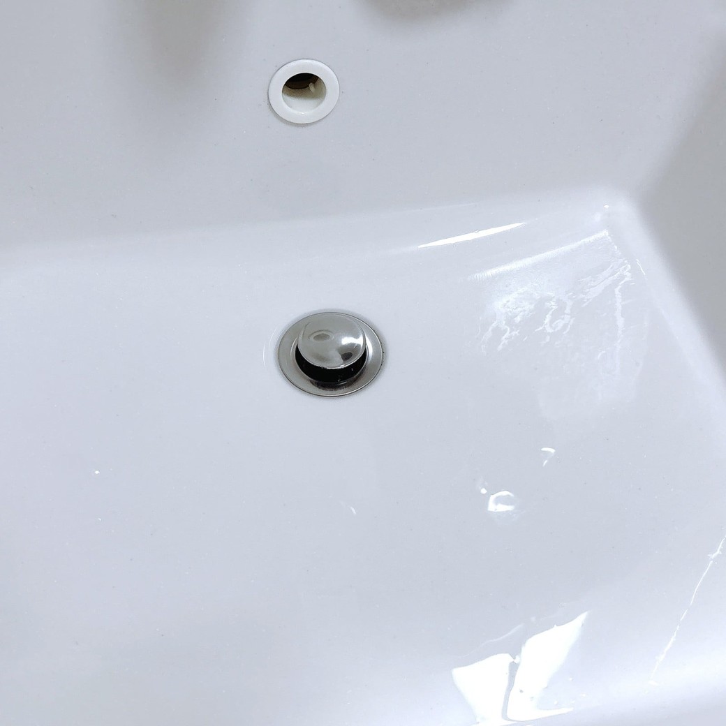 掃除をする洗面台の排水口
