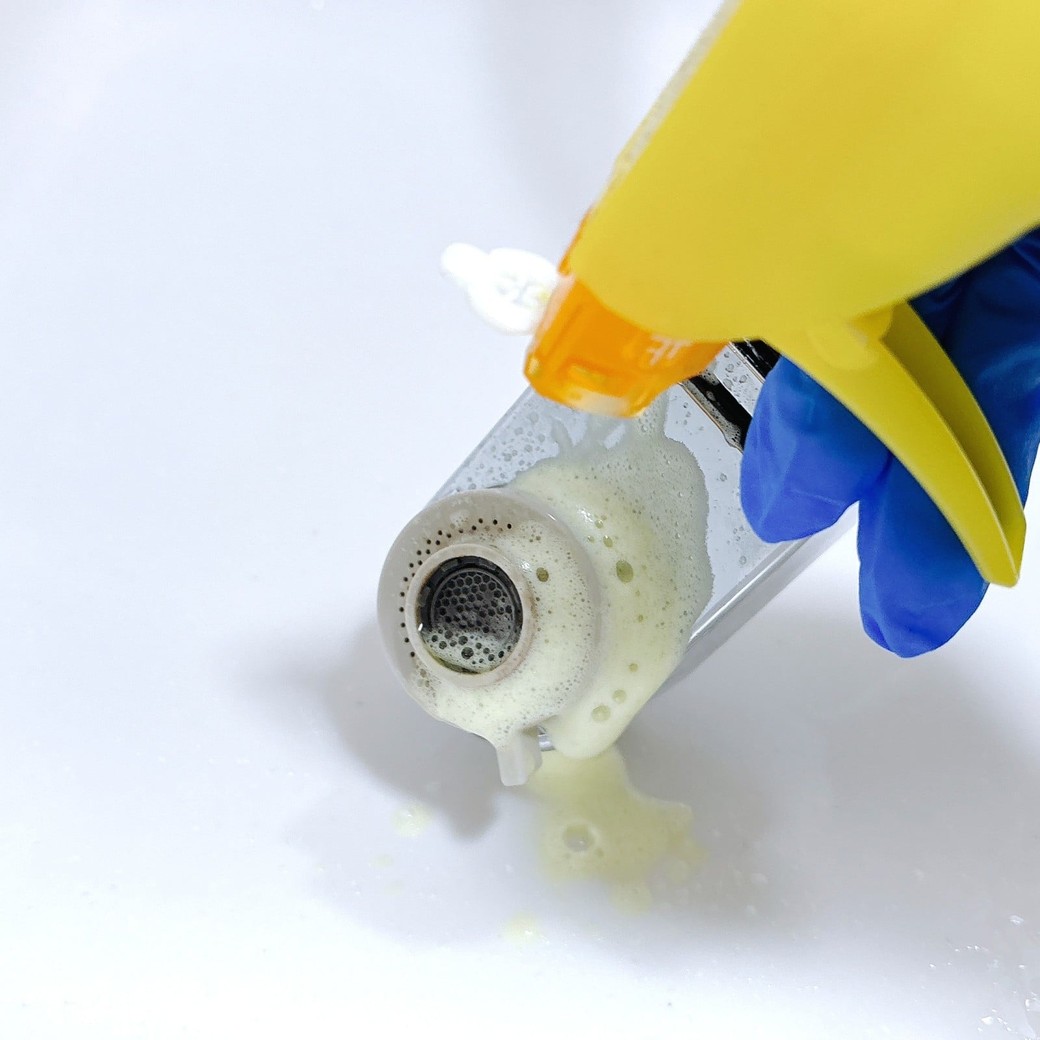 バスマジックリンをスプレーする