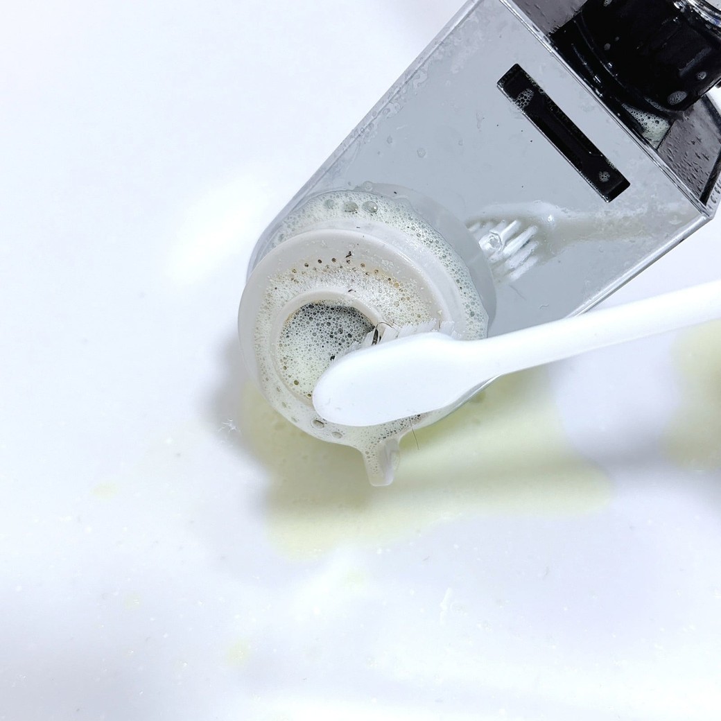 歯ブラシで汚れをこすり落とす