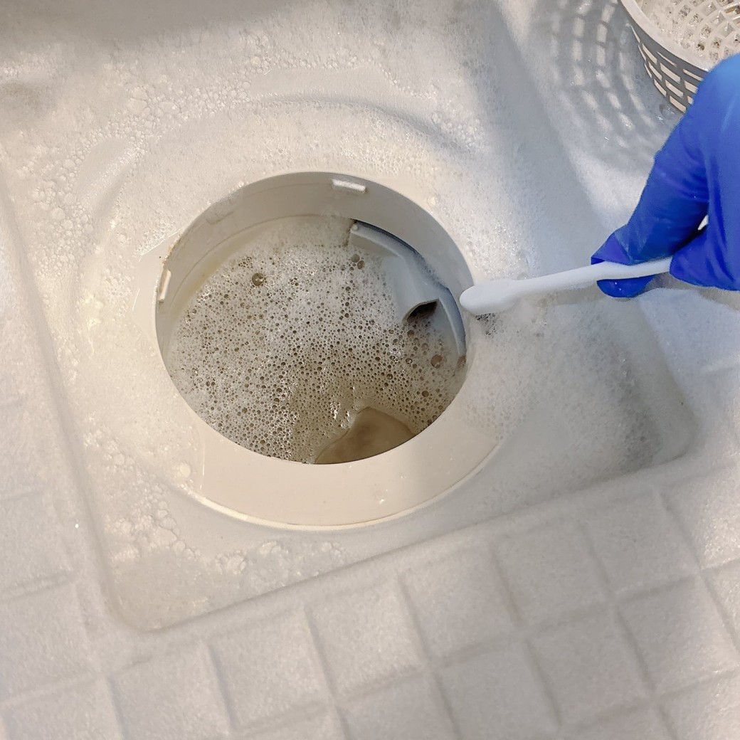 歯ブラシで汚れをこする