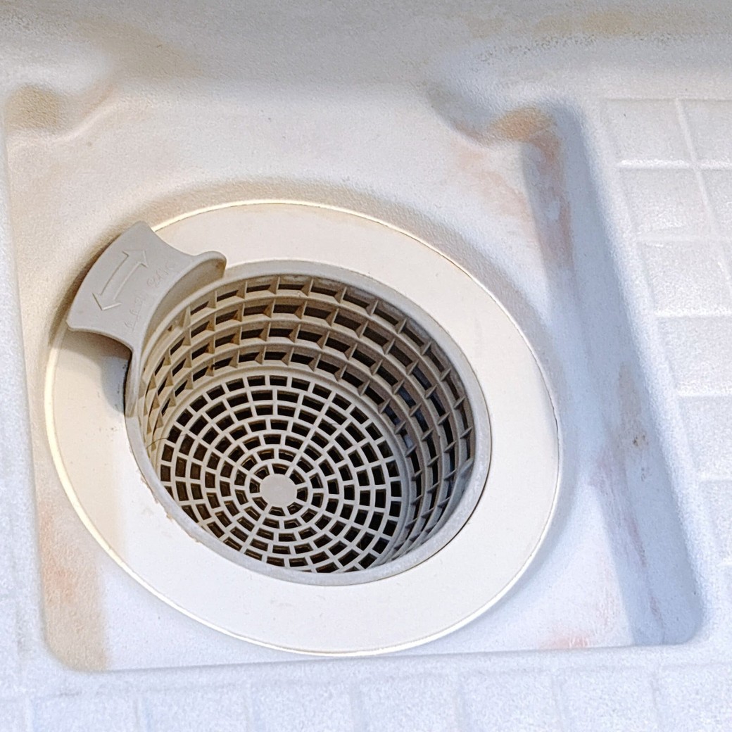 ピンク汚れがこびりついた排水口