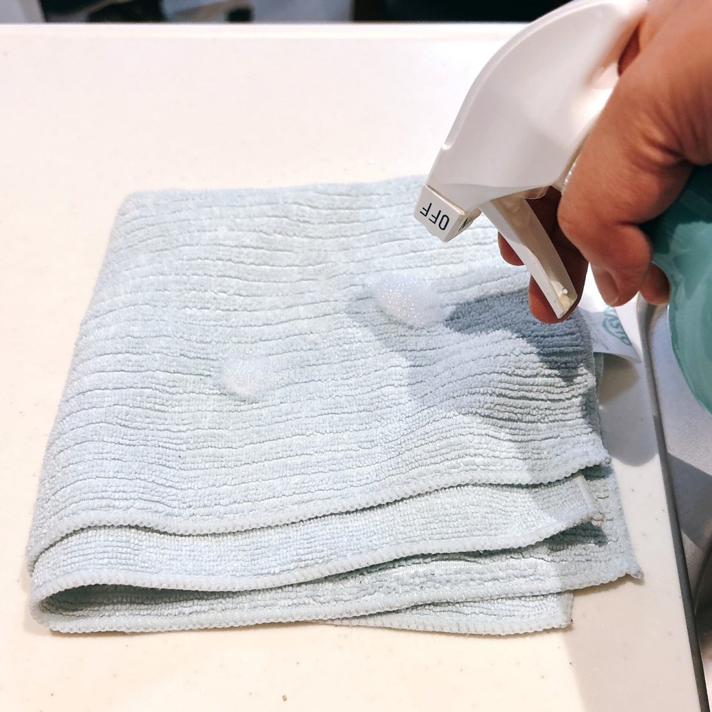 マイクロファイバークロスにウタマロクリーナーをスプレーする