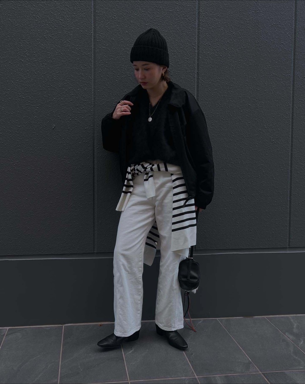 ボーダーの腰巻きで、着こなしにリズムが生まれる。