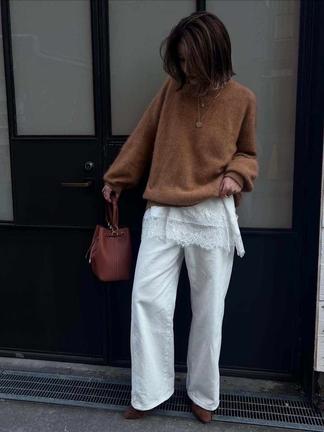 大人女性の上品さを嫌味なくアピールできる着こなし。