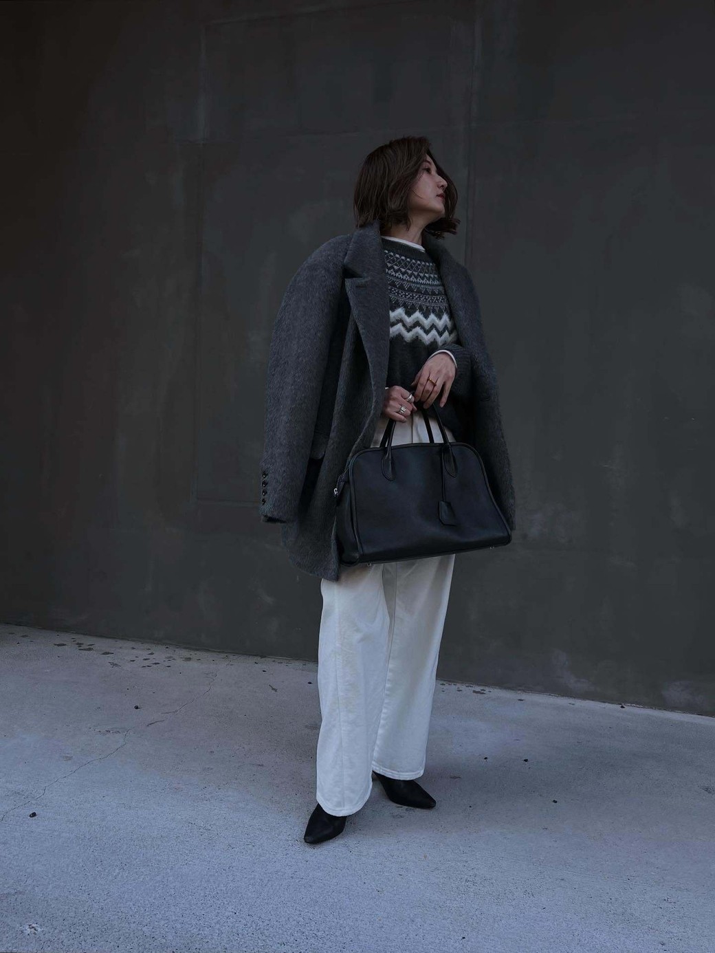 白パンツの投入で、洗練されたカジュアルコーデに。