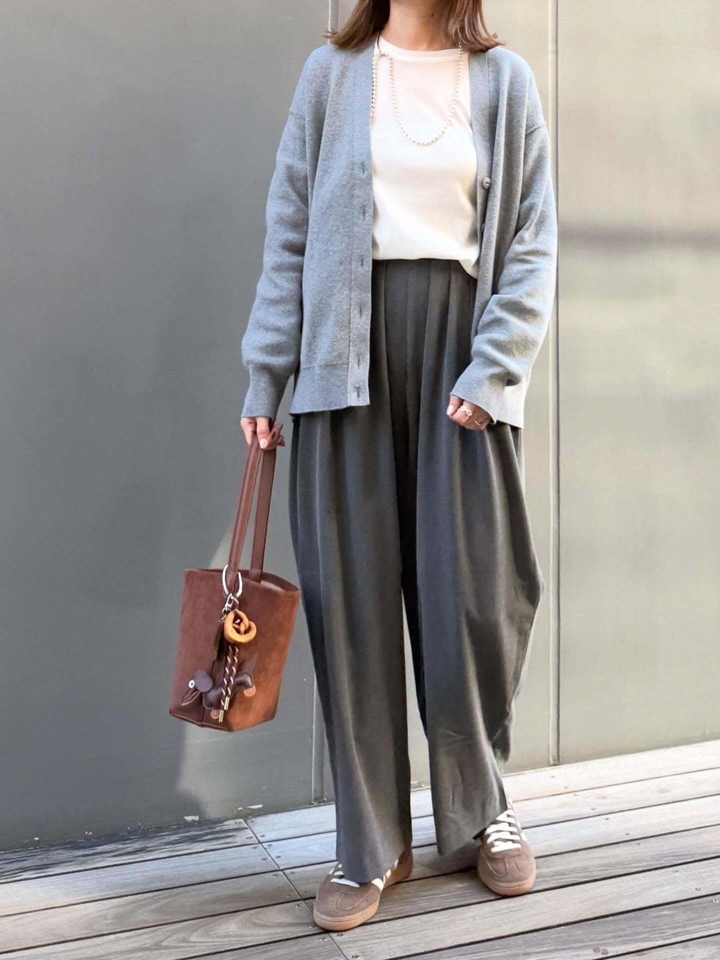 肩の力の抜けた、大人ならではのリラックスコーデ。