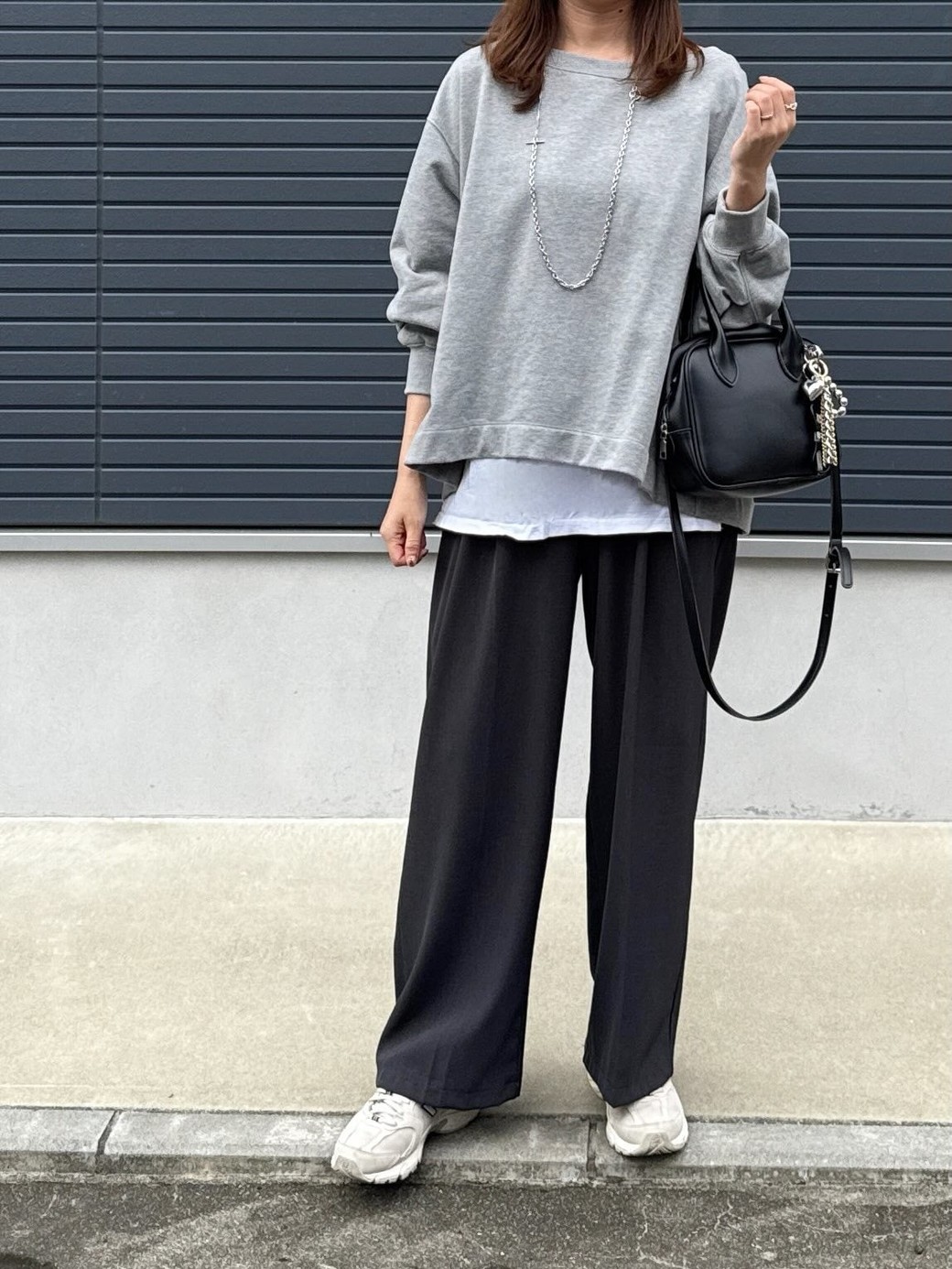 カジュアルなスウェット合わせでも上品見え！