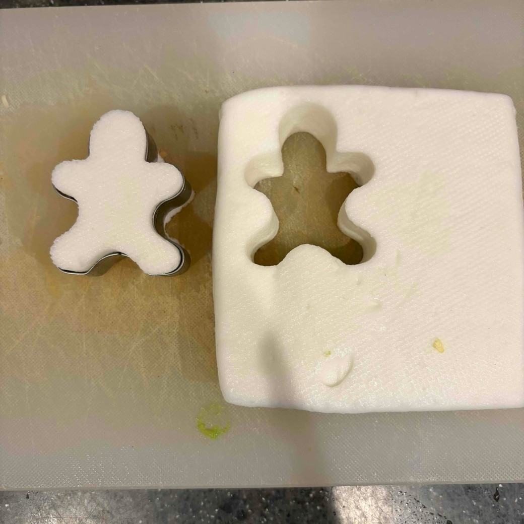 型抜きではんぺんをくり抜いたところ