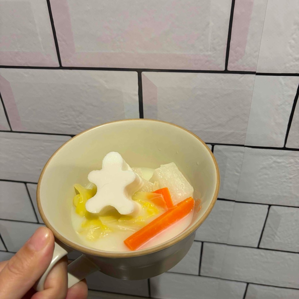 スープの中にはんぺんを入れているところ