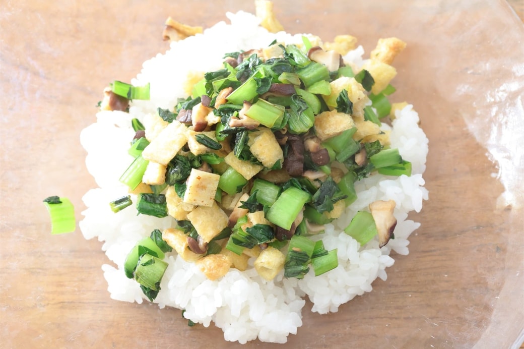 「小松菜としいたけと油あげのおにぎり」