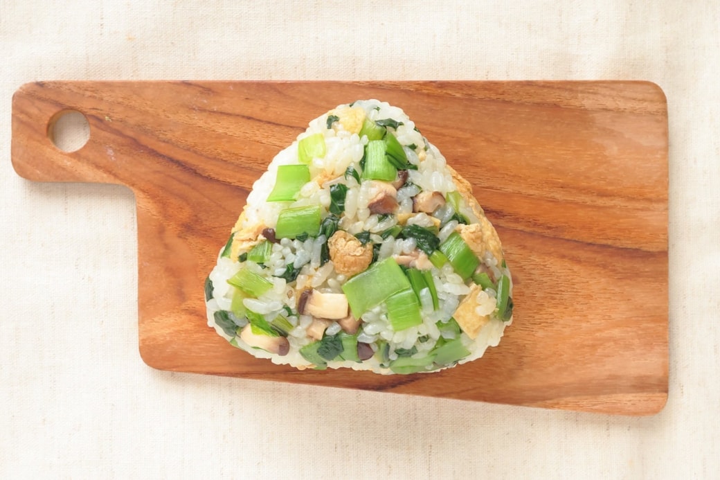 「小松菜としいたけと油あげのおにぎり」