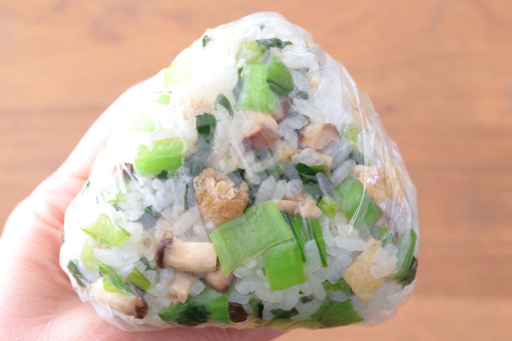 「小松菜としいたけと油あげのおにぎり」