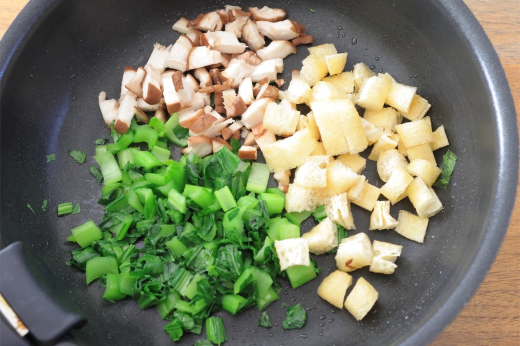 「小松菜としいたけと油あげのおにぎり」