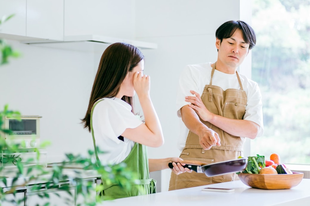 料理に口を出す男性