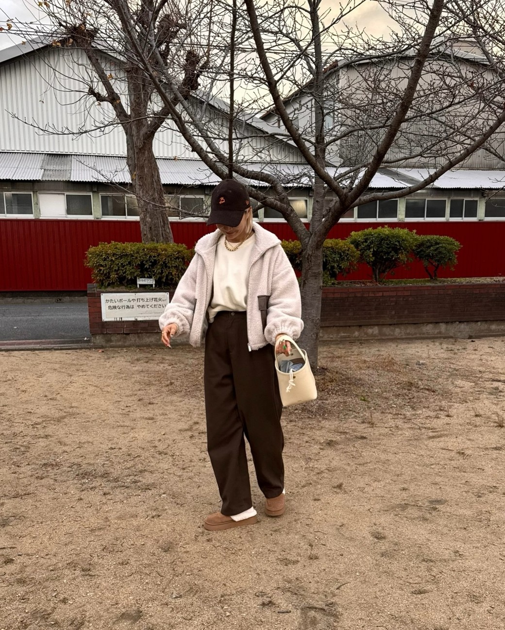 大人女性にぴったりの淡色コーデ。