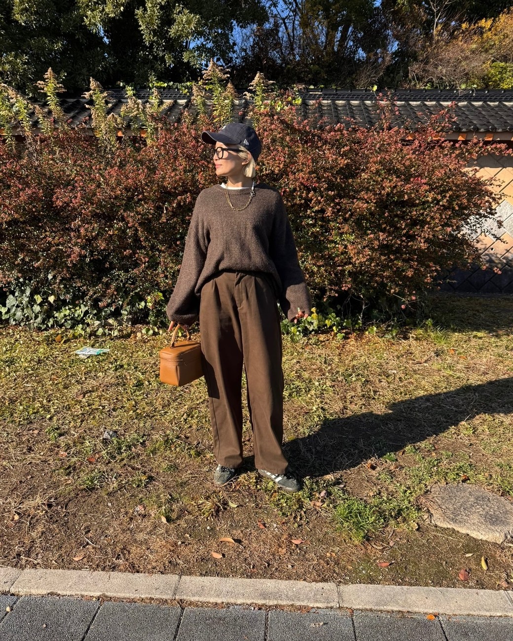 ブラウンでまとめたら、小物は黒で引き締めて。