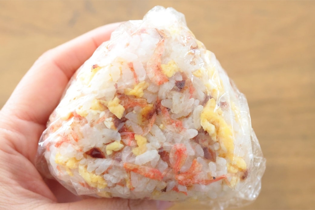 「たまごと桜エビのおかかおにぎり」