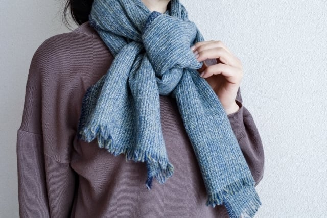 首を温める女性