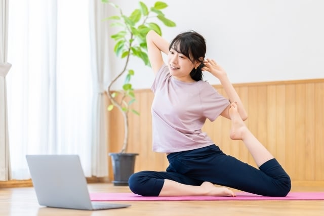 動画をみながら体操をする女性