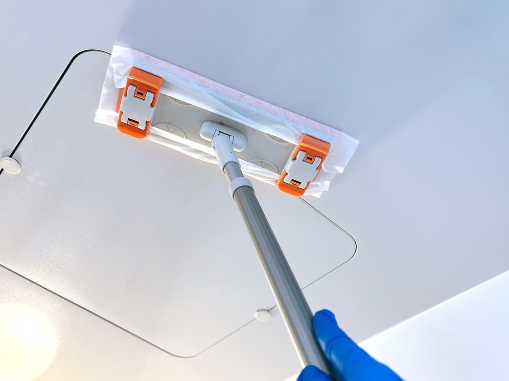 天井はフロアワイパーでお手入れを