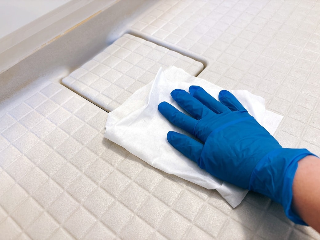 ①床を拭き掃除する