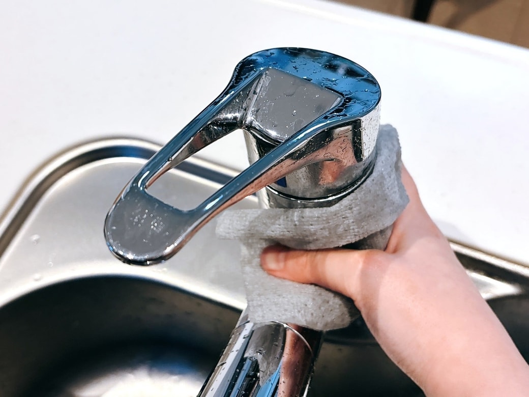 蛇口全体をシートで磨く