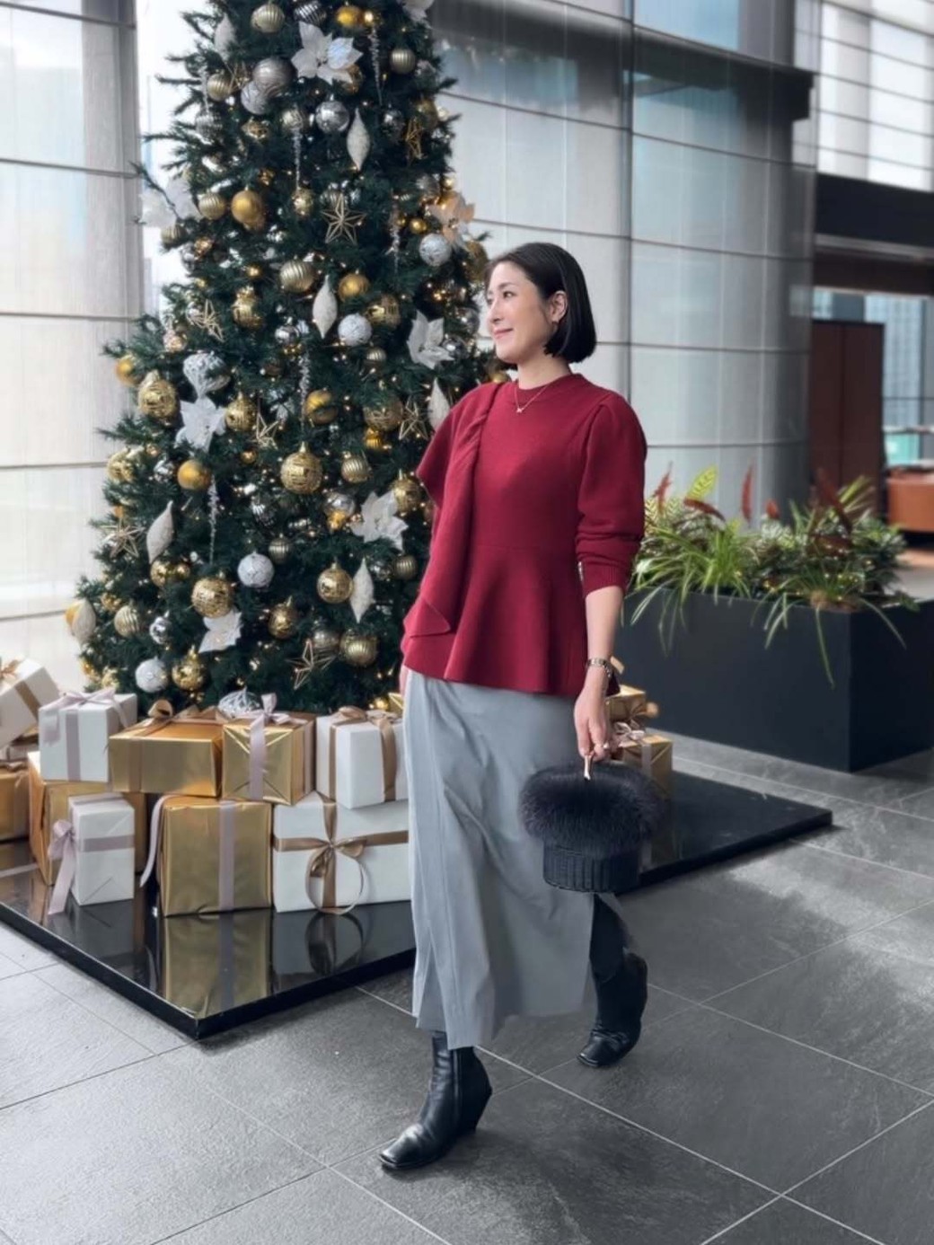 鮮やかな赤ニットは冬のイベントに活躍！