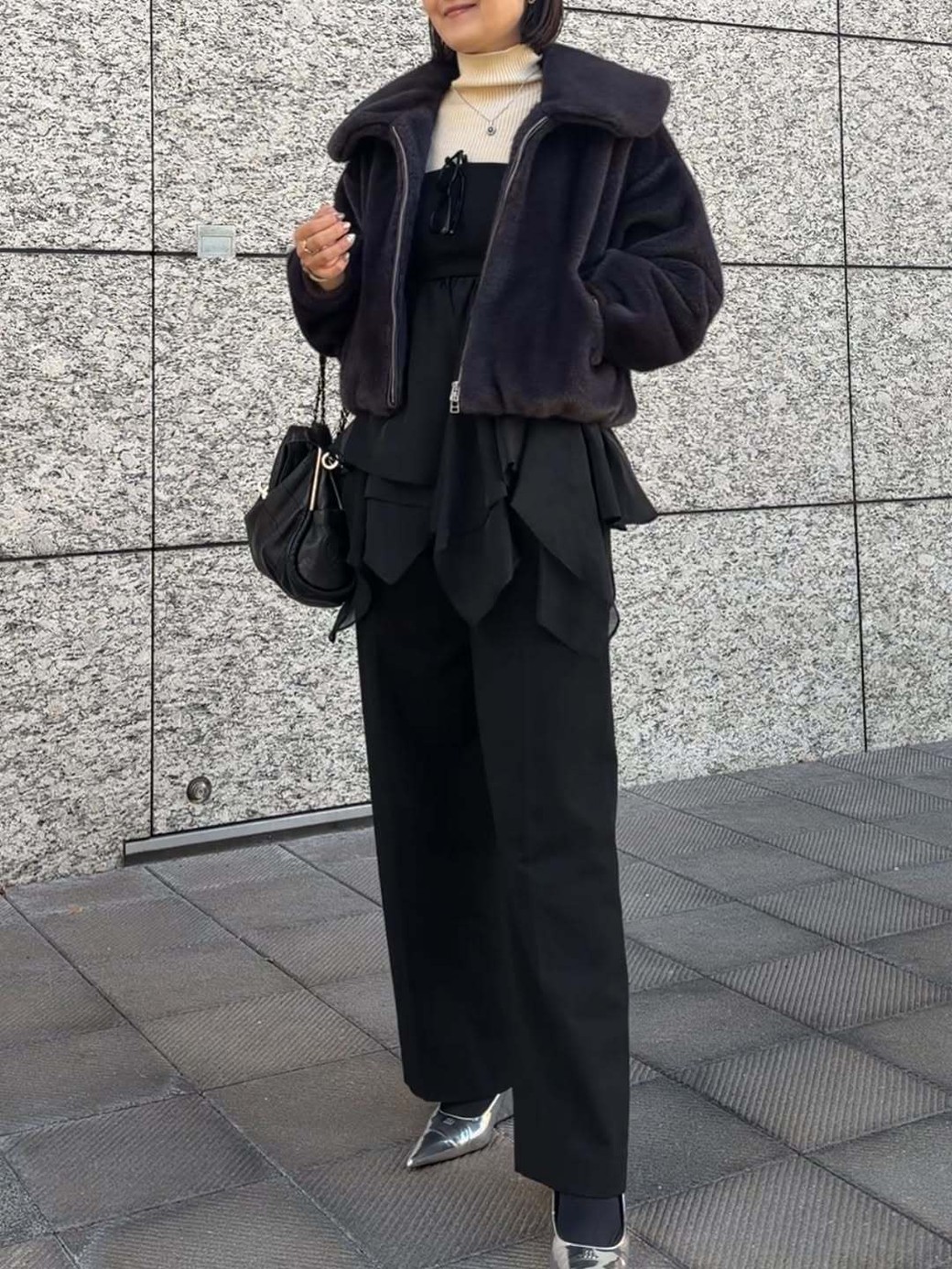 ビスチェを組み合わせて、黒でも華やかコーデに。