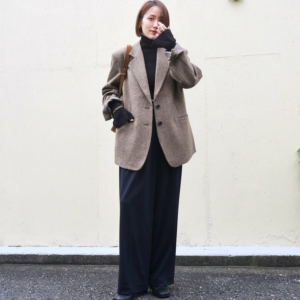 カジュアル見えのワイドパンツで、大人のリラックス感のあるコーデに。