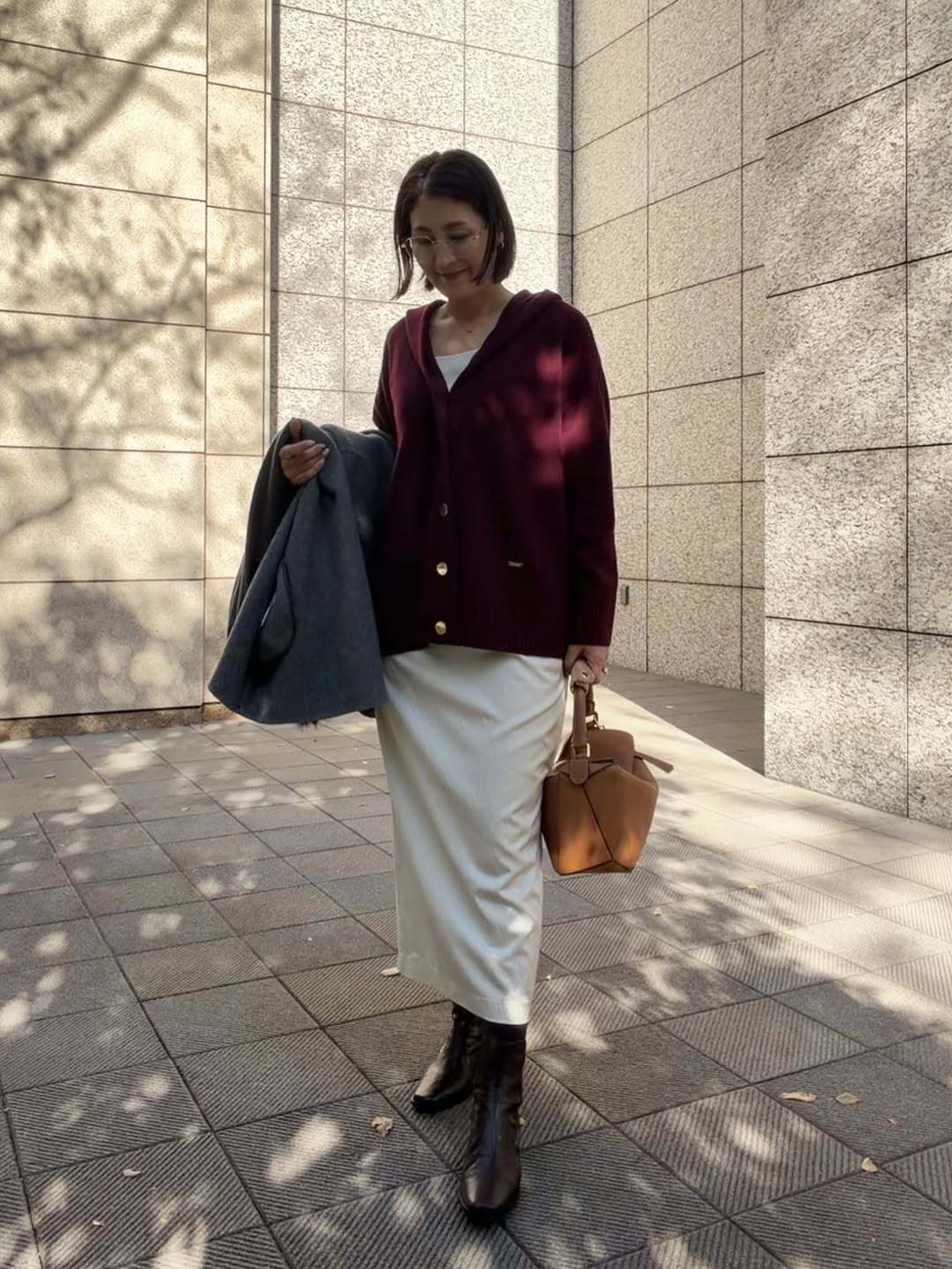 華やかなのに落ち着いて見えるバーガンディーは大人女性におすすめのカラー。