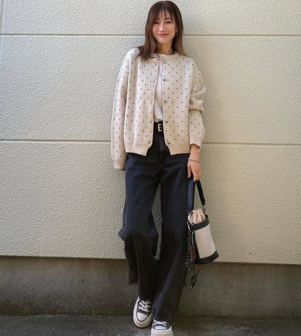 細めドット柄×ボタンが主役のカーデで、おしゃれ見え間違いなし！