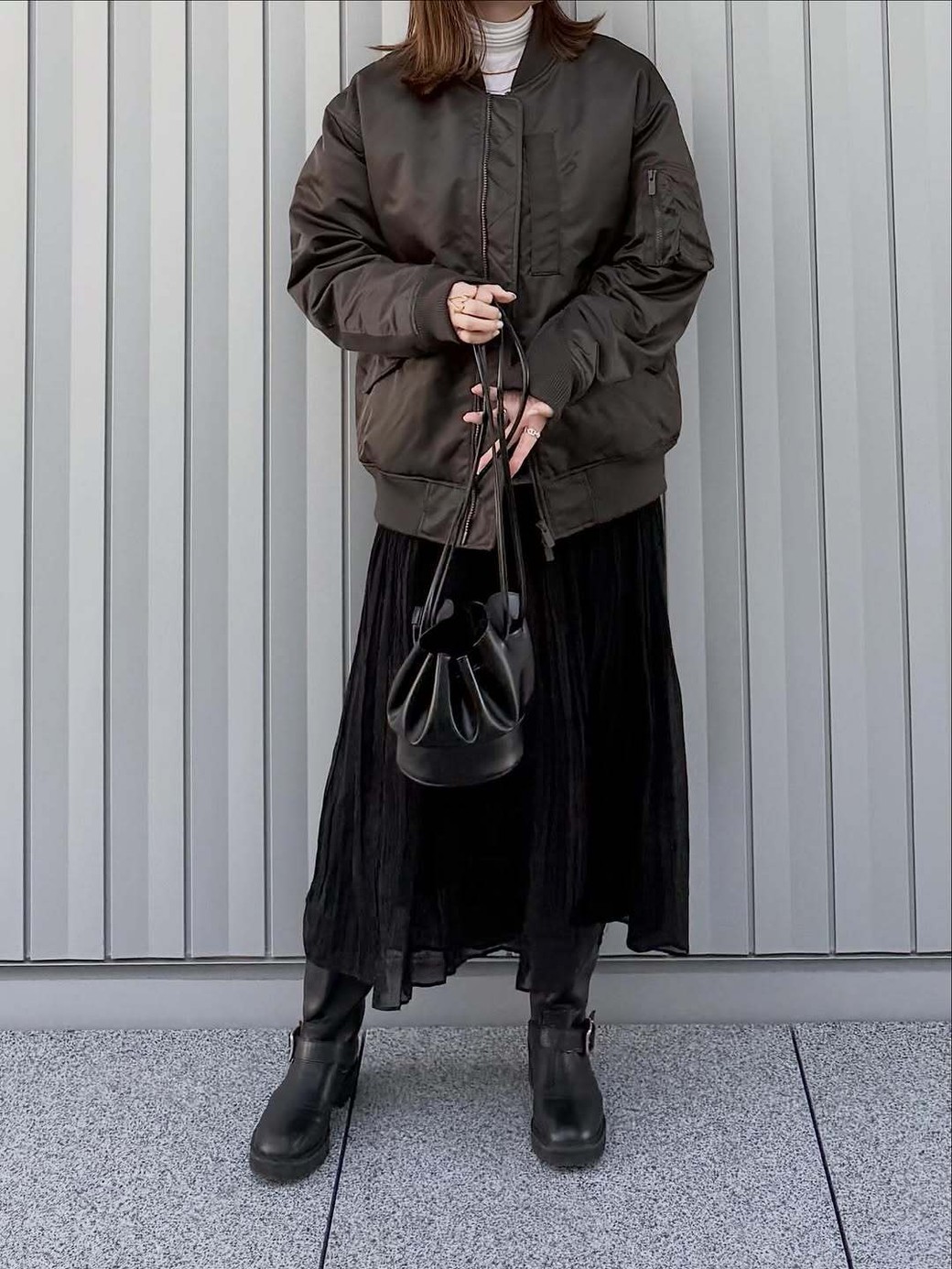 カジュアル×フェミニンの甘辛ミックスコーデ。