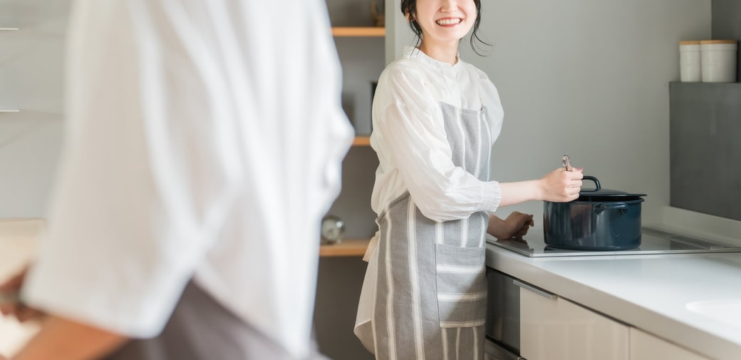調理する女性