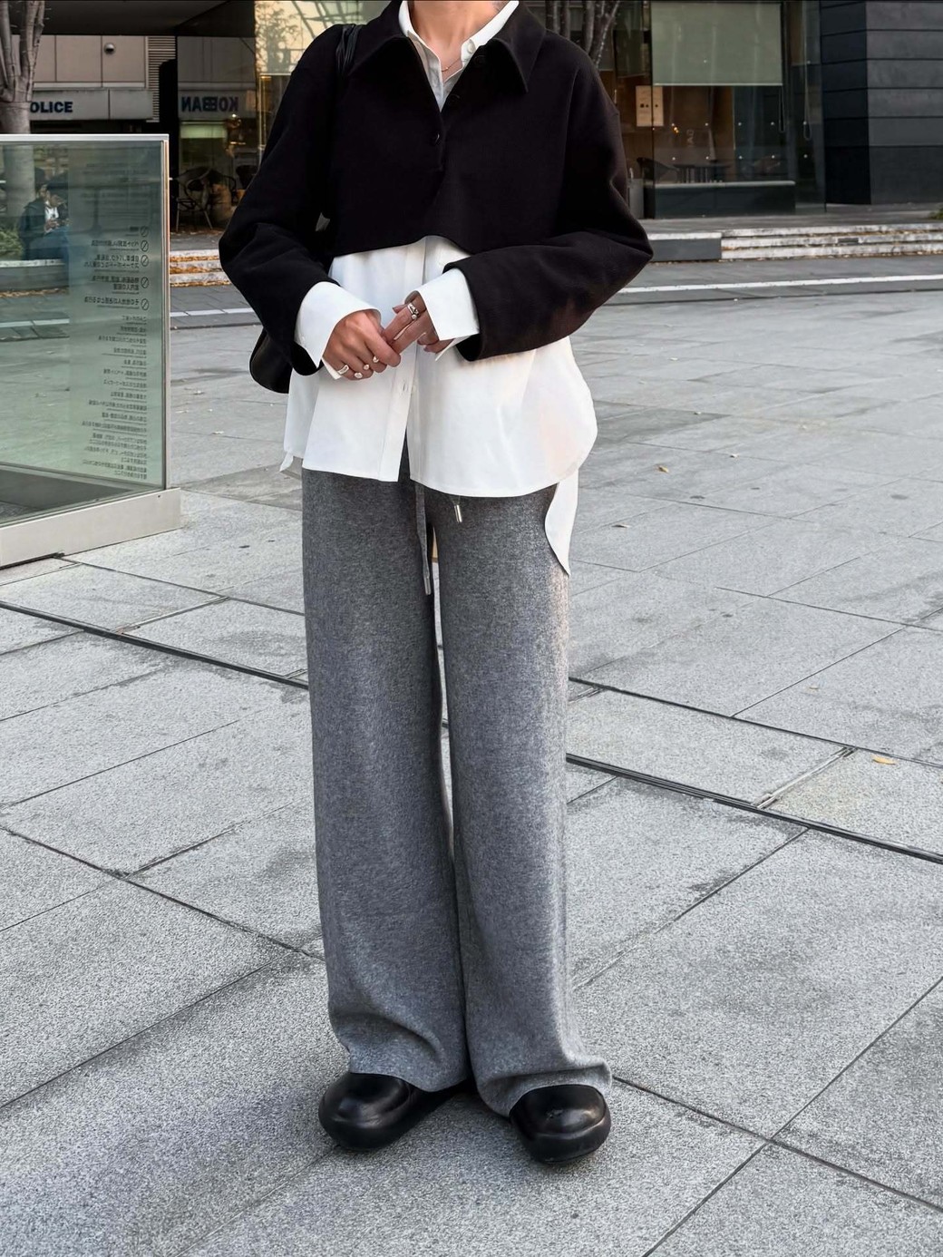 ショート丈トップスで黒を効果的に取り入れて、バランスよく。