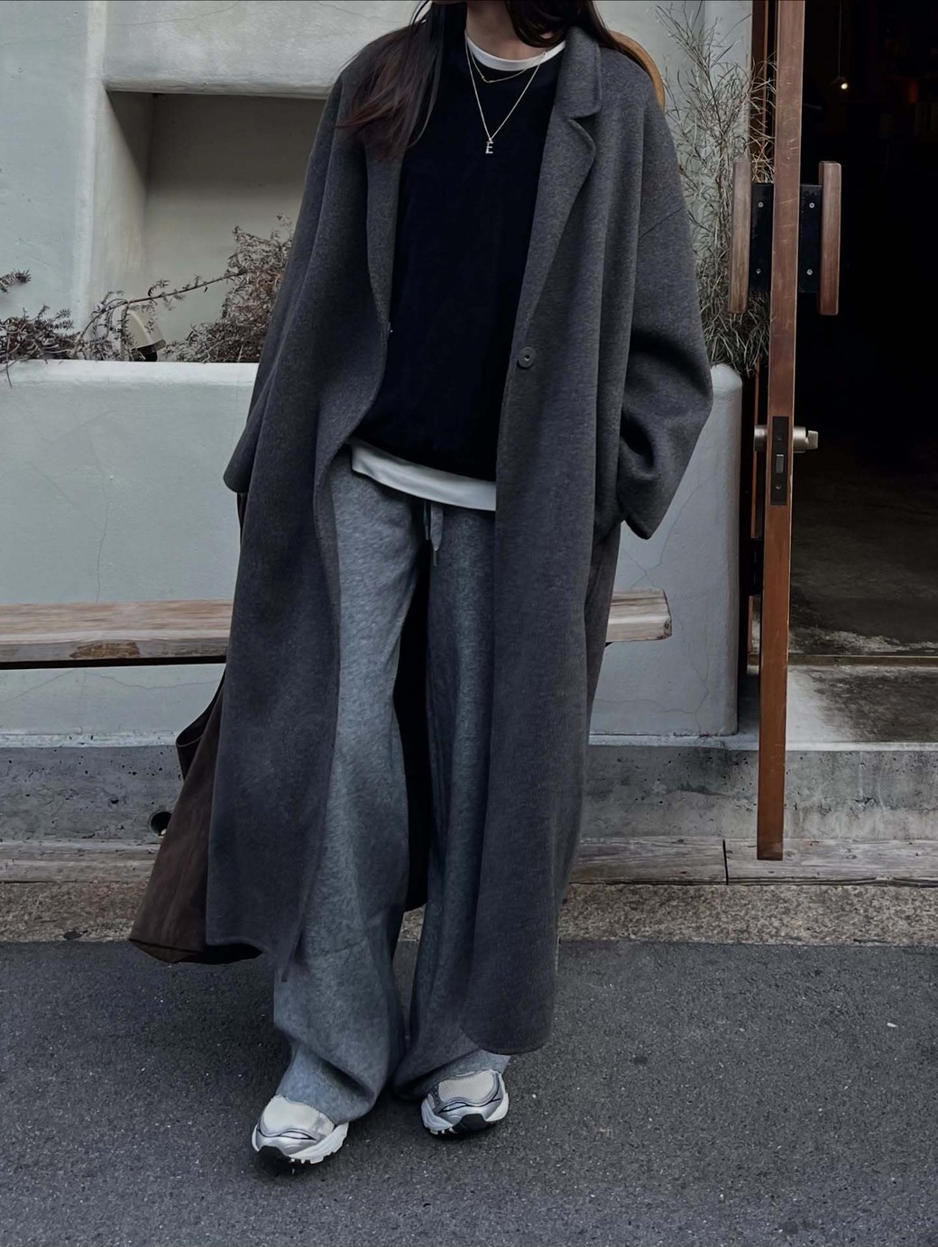 インナーやスニーカーで白をはさめば、地味見えせずにこなれた印象に。