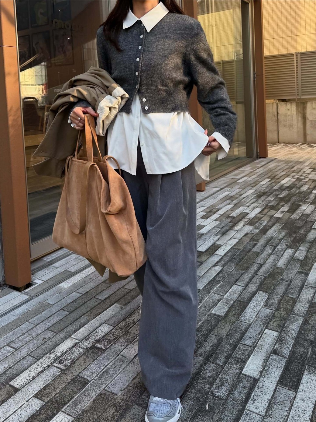 白シャツ合わせでグレーにさわやかさをプラス。